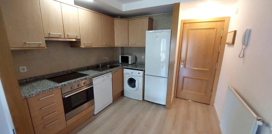 3 bedrooms apartment for rent in Principado De Andorra (Ninguna Poblacion Tiene C.P.), Lleida, Catalonia, Spain № 8000