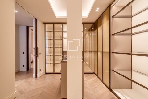 Apartamento de 3 dormitorios en venta en Barcelona, Cataluña, Spain № 7115 - foto 7