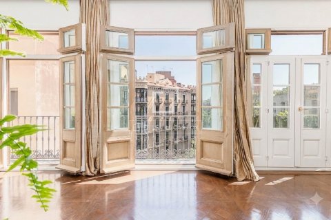 4 bedrooms apartment for sale in Barcelona, Catalonia, Spain № 8534 - photo 2