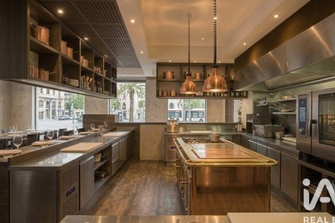 Cafetería / restaurante de 263 m² en venta en Badalona, Barcelona, Cataluña, Spain № 8315 - foto 2