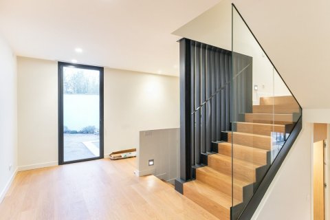 Сasa de 6 dormitorios en venta en Barcelona, Cataluña, Spain № 1533 - foto 10