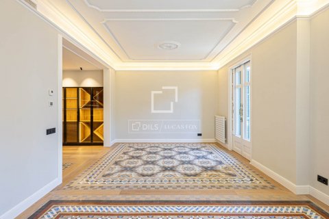 3 chambres apartment à vendre à Barcelona, Catalonia, Spain № 8814 - photo 4