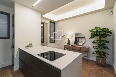 Apartamento de 3 dormitorios en venta en Barcelona, Cataluña, Spain № 4201 - foto 13