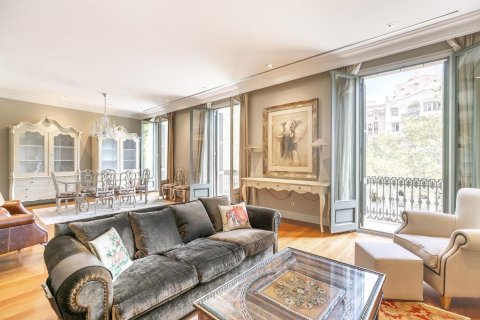 4 bedrooms apartment for sale in Barcelona, Catalonia, Spain № 1526 - photo 2