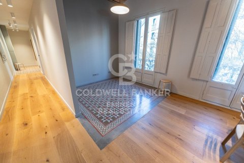 Apartamento de 4 dormitorios en venta en Barcelona, Cataluña, Spain № 7923 - foto 23