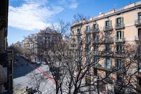 Apartamento de 4 dormitorios en venta en Barcelona, Cataluña, Spain № 7923 - foto 3