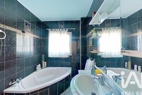 Сasa de 4 dormitorios en venta en Roquetes, Tarragona, Cataluña, Spain № 7336 - foto 22