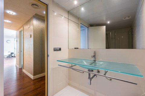 Apartamento de 4 dormitorios en venta en Barcelona, Cataluña, Spain № 4603 - foto 15