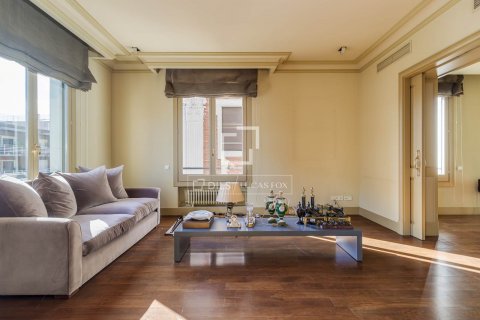 4 bedrooms apartment for sale in Barcelona, Catalonia, Spain № 9016 - photo 18