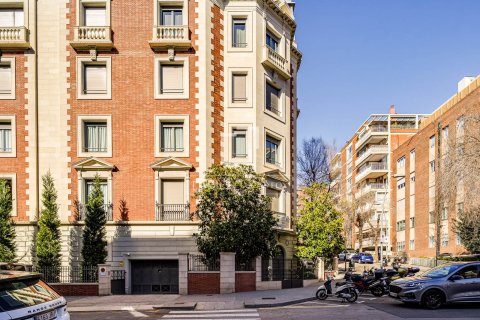 4 bedrooms apartment for sale in Barcelona, Catalonia, Spain № 9016 - photo 5