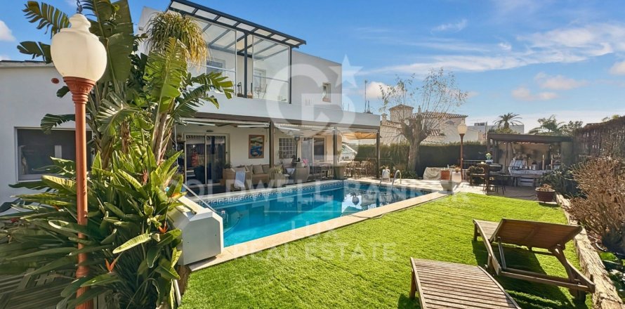 4 bedrooms villa for sale in Empuriabrava, Girona, Catalonia, Spain № 5790