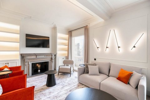 Apartamento de 4 dormitorios en alquiler en Barcelona, Cataluña, Spain № 1552 - foto 2