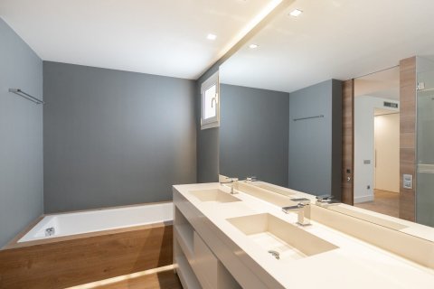4 bedrooms apartment for rent in Barcelona, Catalonia, Spain № 1550 - photo 16