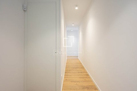 Apartamento de 3 dormitorios en venta en Barcelona, Cataluña, Spain № 4399 - foto 20