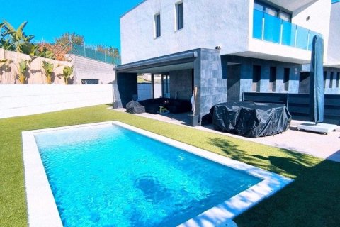 Сasa de 3 dormitorios en venta en Roda de Berà, Tarragona, Cataluña, Spain № 7547 - foto 2