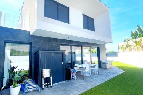 Сasa de 3 dormitorios en venta en Roda de Berà, Tarragona, Cataluña, Spain № 7547 - foto 4