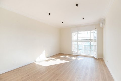 Купить квартиру в Барселона, Испания с 4 комнаты, № 1387 - фото 3