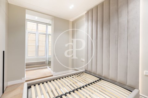 3 bedrooms apartment for sale in Eixample, Barcelona, Catalonia, Spain № 2441 - photo 14