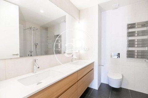 2 bedrooms penthouse for sale in Eixample, Barcelona, Catalonia, Spain № 2436 - photo 17