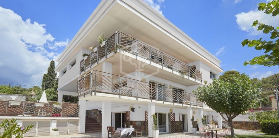 6 bedrooms villa for sale in Castelldefels, Barcelona, Catalonia, Spain № 926