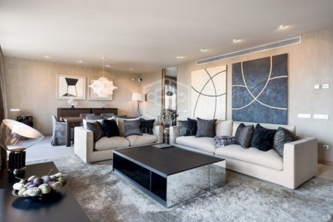 4 bedrooms apartment for sale in Barcelona, Catalonia, Spain № 922 - photo 2