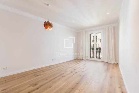 Apartamento de 2 dormitorios en venta en Barcelona, Cataluña, Spain № 3977 - foto 2