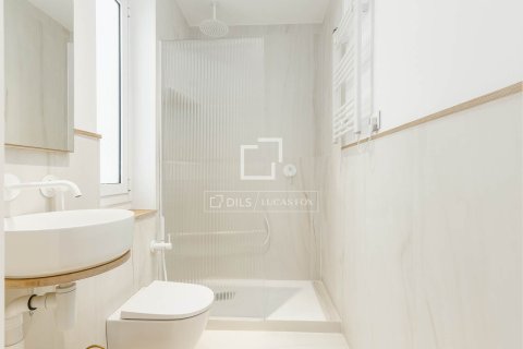 Apartamento de 2 dormitorios en venta en Barcelona, Cataluña, Spain № 3977 - foto 16