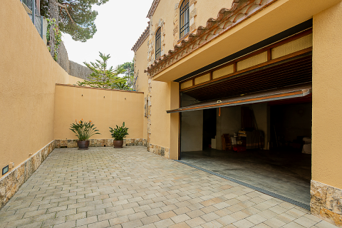 4 bedrooms villa for sale in Lloret de Mar, Girona, Catalonia, Spain № 8974 - photo 6
