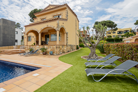 4 bedrooms villa for sale in Lloret de Mar, Girona, Catalonia, Spain № 8974 - photo 12