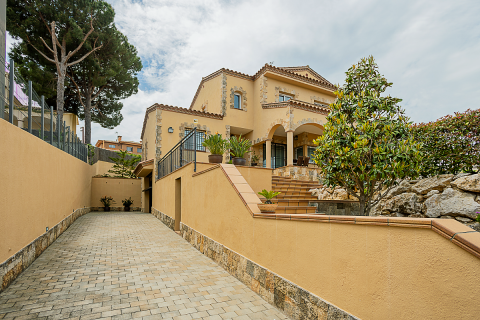 4 bedrooms villa for sale in Lloret de Mar, Girona, Catalonia, Spain № 8974 - photo 7