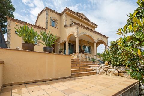 4 bedrooms villa for sale in Lloret de Mar, Girona, Catalonia, Spain № 8974 - photo 3