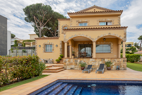 4 bedrooms villa for sale in Lloret de Mar, Girona, Catalonia, Spain № 8974