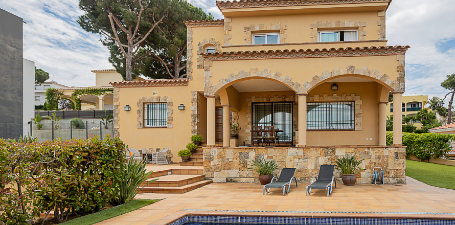 4 bedrooms villa for sale in Lloret de Mar, Girona, Catalonia, Spain № 8974