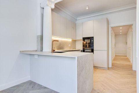 Apartamento de 3 dormitorios en venta en Barcelona, Cataluña, Spain № 8131 - foto 12