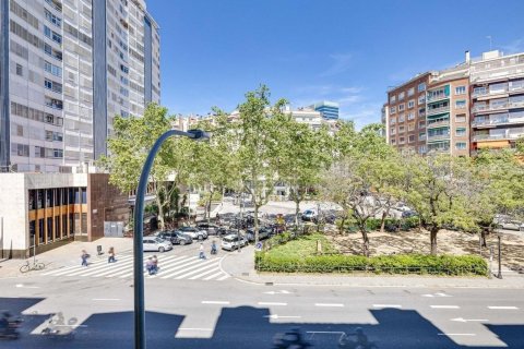 Apartamento de 3 dormitorios en venta en Barcelona, Cataluña, Spain № 8131 - foto 6