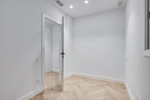 Apartamento de 3 dormitorios en venta en Barcelona, Cataluña, Spain № 8131 - foto 20