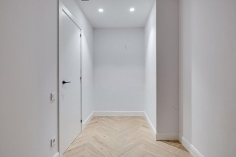 Apartamento de 3 dormitorios en venta en Barcelona, Cataluña, Spain № 8131 - foto 25