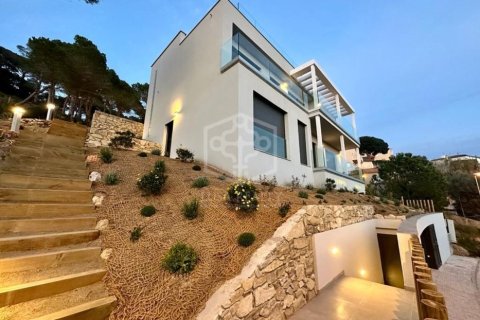 4 bedrooms villa for sale in Lloret de Mar, Girona, Catalonia, Spain № 1001