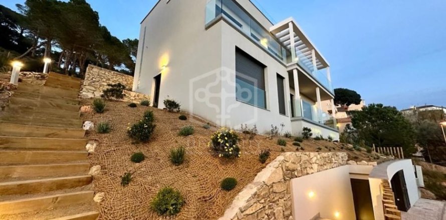 4 bedrooms villa for sale in Lloret de Mar, Girona, Catalonia, Spain № 1001