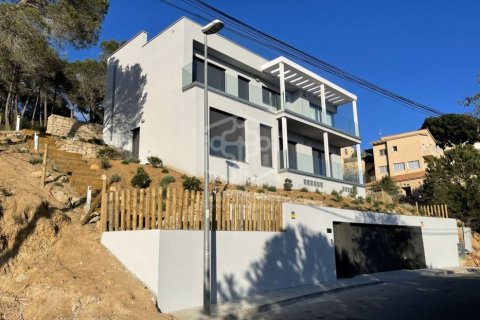 4 bedrooms villa for sale in Lloret de Mar, Girona, Catalonia, Spain № 1001 - photo 12