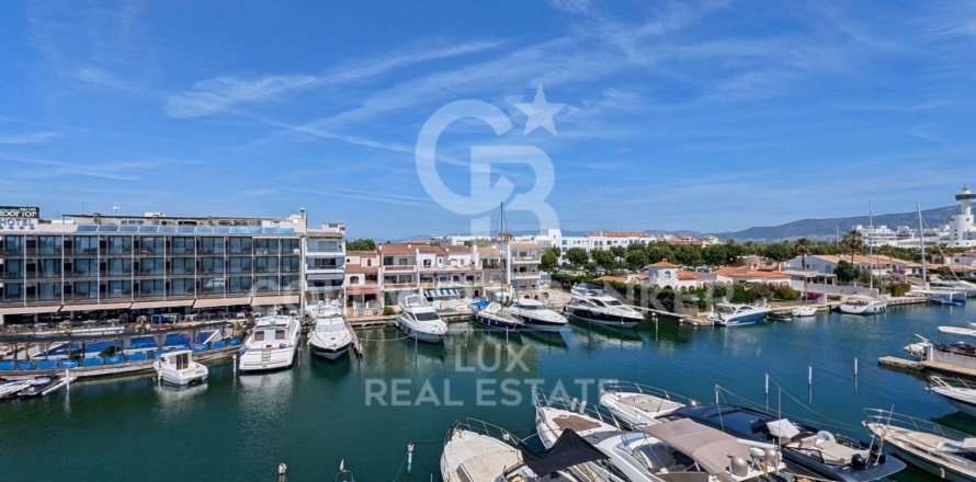438 m² commercial property à vendre à Empuriabrava, Girona, Catalonia, Spain № 5870