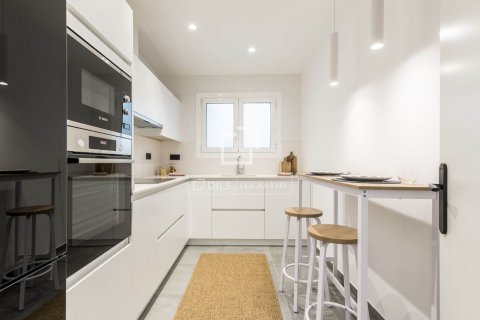 Apartamento de 4 dormitorios en venta en Barcelona, Cataluña, Spain № 8565 - foto 2