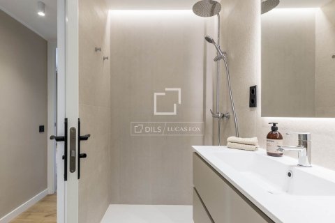 Apartamento de 4 dormitorios en venta en Barcelona, Cataluña, Spain № 8565 - foto 27
