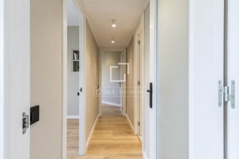 Apartamento de 4 dormitorios en venta en Barcelona, Cataluña, Spain № 8565 - foto 23