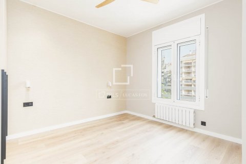 Apartamento de 4 dormitorios en venta en Barcelona, Cataluña, Spain № 8565 - foto 9