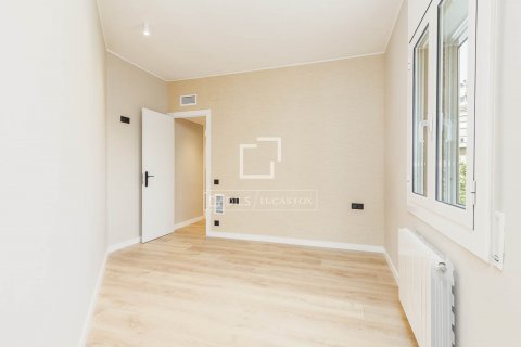 Apartamento de 4 dormitorios en venta en Barcelona, Cataluña, Spain № 8565 - foto 30