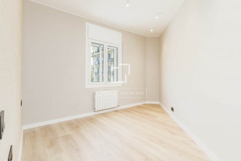 Apartamento de 4 dormitorios en venta en Barcelona, Cataluña, Spain № 8565 - foto 29
