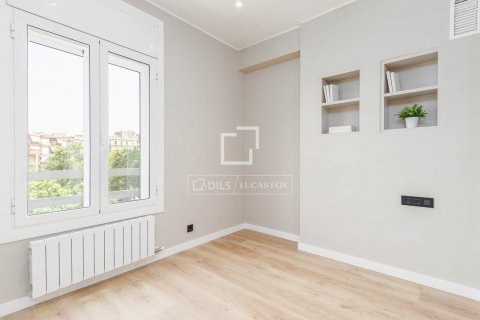 Apartamento de 4 dormitorios en venta en Barcelona, Cataluña, Spain № 8565 - foto 3