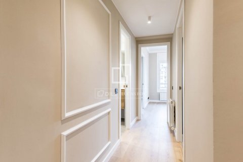 Apartamento de 4 dormitorios en venta en Barcelona, Cataluña, Spain № 8565 - foto 13