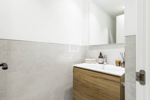 Apartamento de 4 dormitorios en venta en Barcelona, Cataluña, Spain № 8565 - foto 8